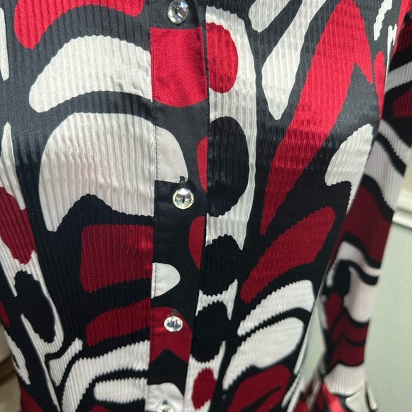 Elegant Women's Red and Black Button-Down Shirt - Picture 7 of 7